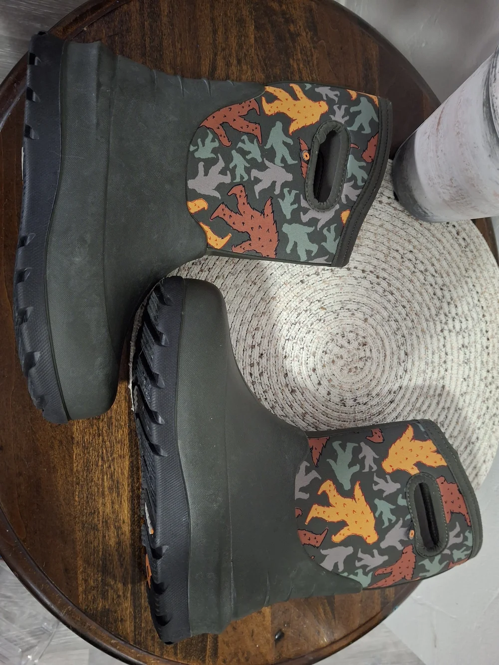 Bogs Kids Neoclsic Gray Rain Boots with Orange and Red Camo Sasquatch Size 6.